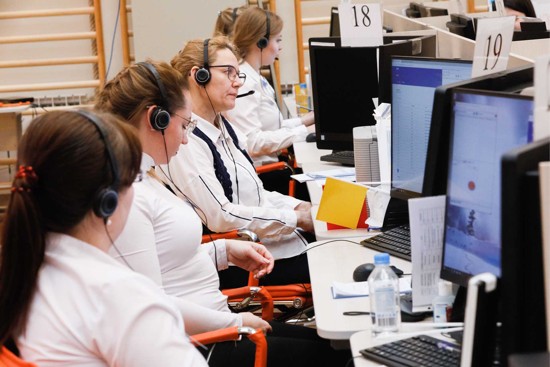 Телефон колл центра в москве. Оператор колл центра png. Красивые коты call центр. Оператор колл центра png. Контактный центр.