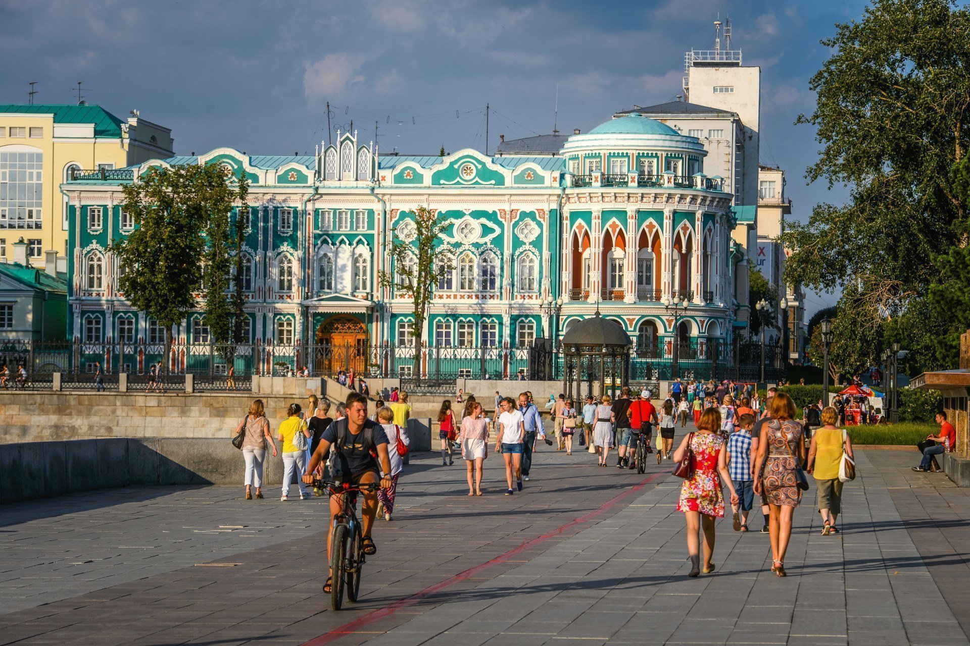 Сколько лет екатеринбургу. Екатеринбург. Плотинка. Дом Севастьянова. Свердловск набережная дом Севастьянова. Городской пруд дом Севастьянова Плотинка Екатеринбург. Екатеринбург лето.