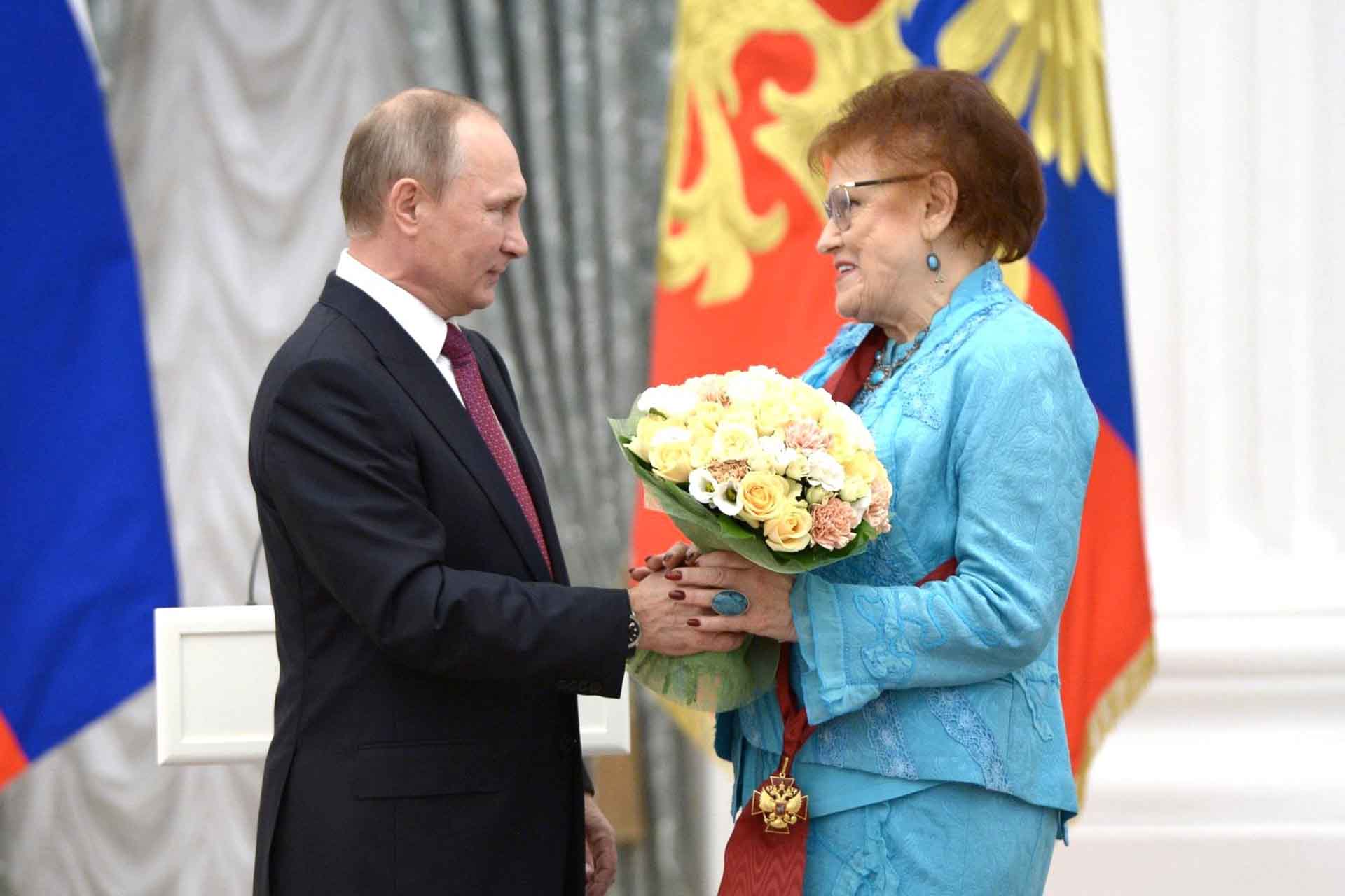 2016 год. Владимир Путин и Людмила Вербицкая во время вручения государственных наград Российской Федерации. NWSTgQqdD8qO7muIpNLmCxNSXFcdeuPe.jpg