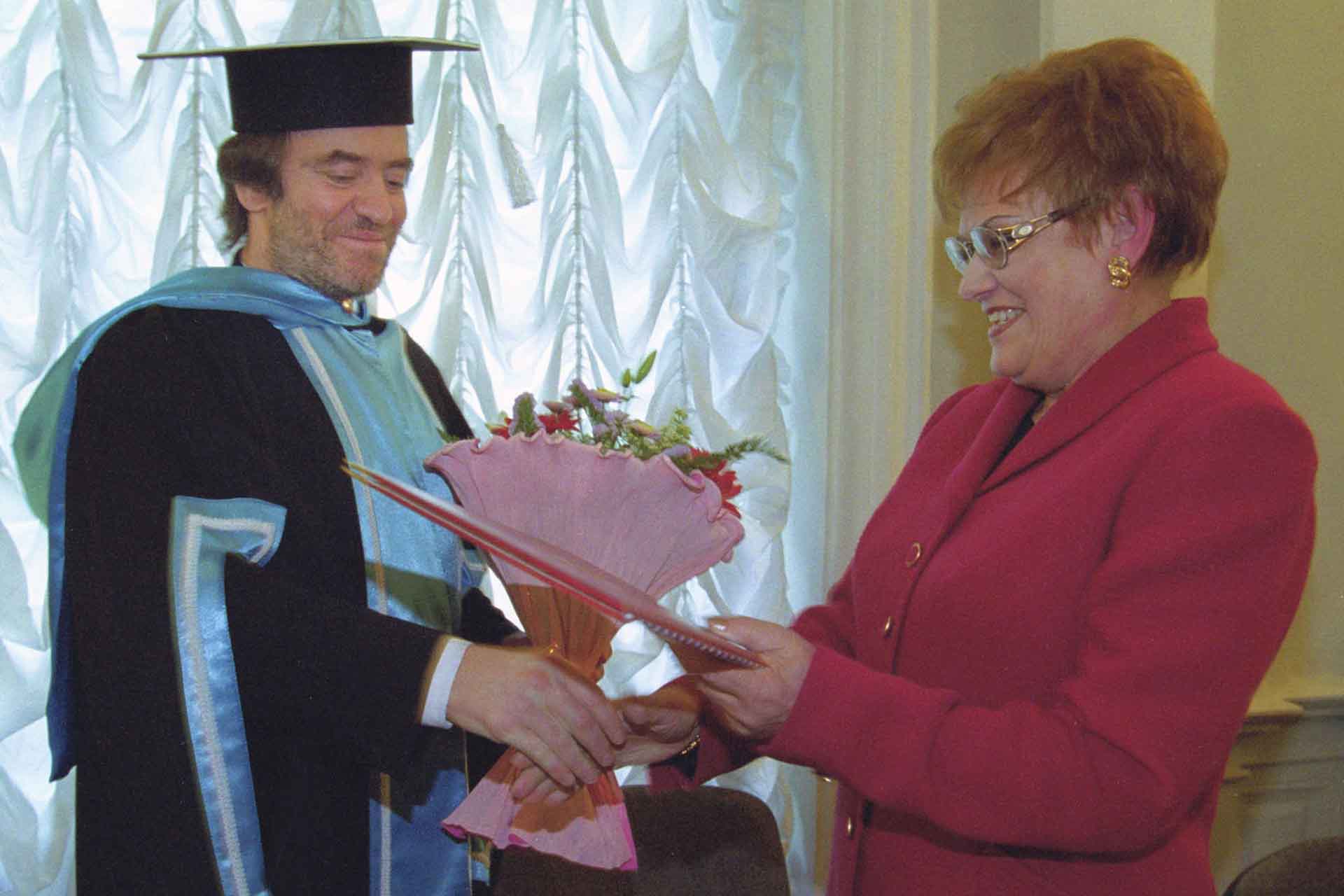 2001 год. Ректор СПБГУ Людмила Вербицкая вручает диплом народному артисту России, дирижеру Валерию Гергиеву. Юрий Белинский/ТАСС 9162.jpg