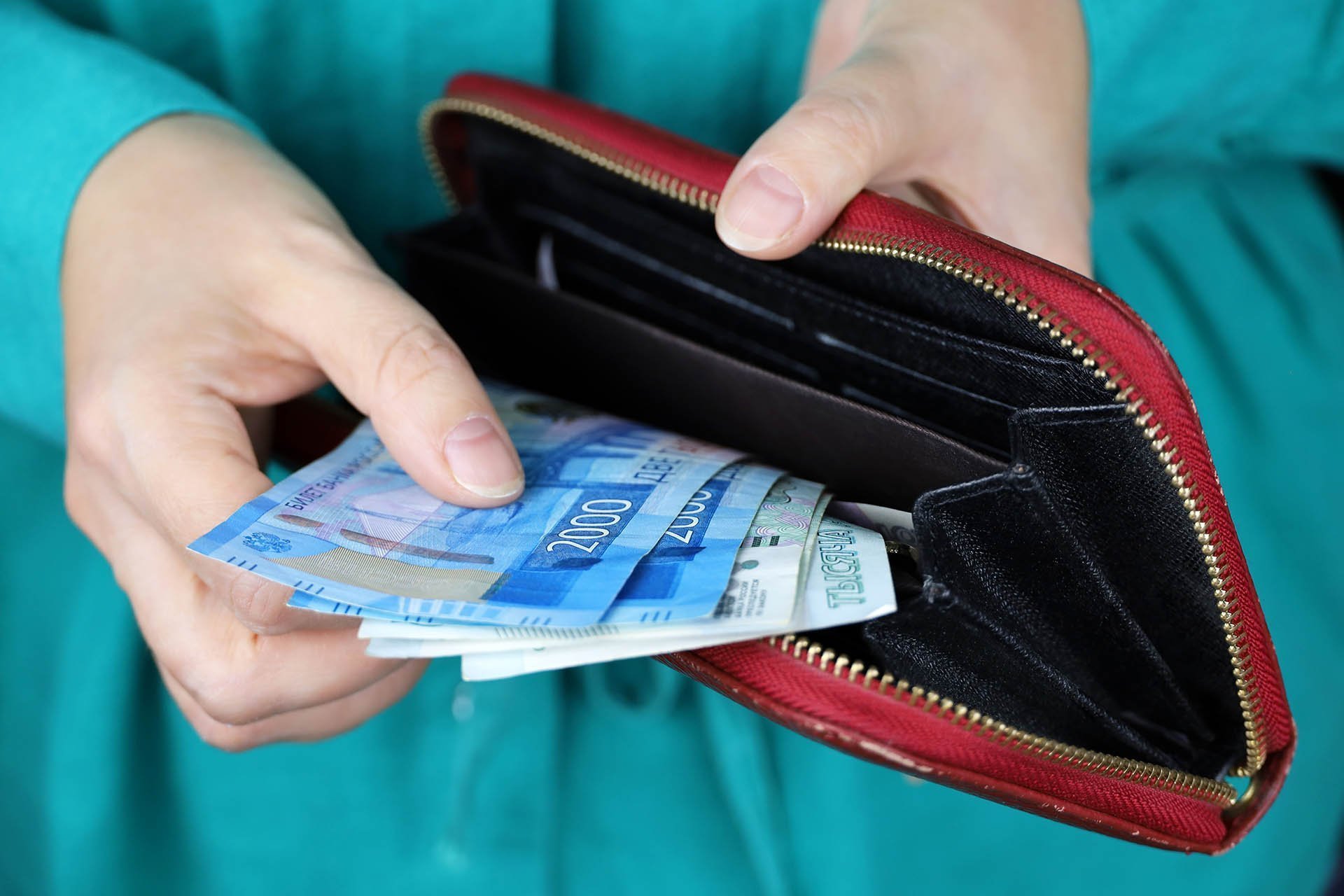 banknoty-v-koshelke-v-rukah-krupnyj-plan